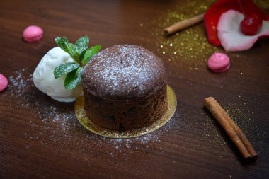 Tatlı fondan çikolata nane ve woodden bacground dondurma ile. Enfes Fransız çikolata tatlı fondan