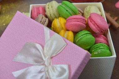 Ahşap masa kopya alanı için arka plan ile renkli Fransızca veya İtalyanca macaron yığını. Macarons veya macaroons olduğunu Fransız tatlı öğleden sonra çay veya kahve molası ile hizmet