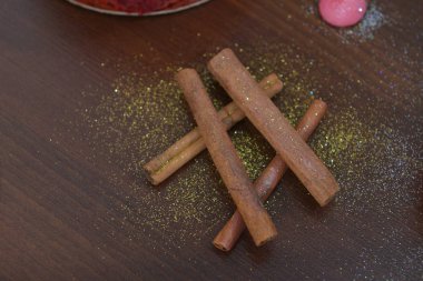 rustik tarzı eski ahşap zemin üzerine tarçın.