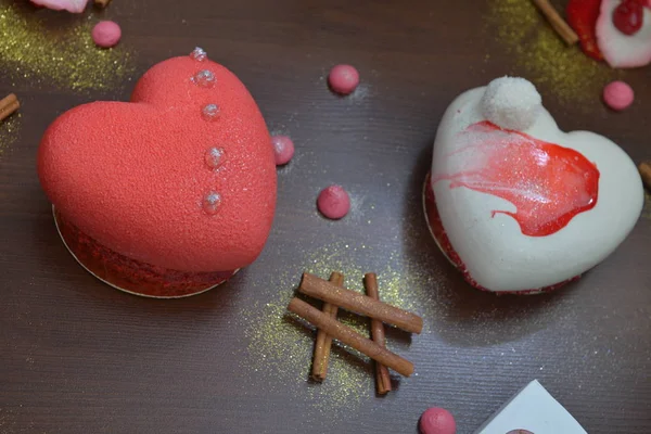 Deux Gâteaux Saint Valentin Sur Une Table Bois Gâteaux Avec — Photo