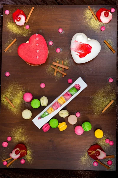 Serverte Romantiske Kaker Muffins Bordet Valentinsdagskonseptet Deilige Kaker Trebord Valentinsdagskaker – stockfoto