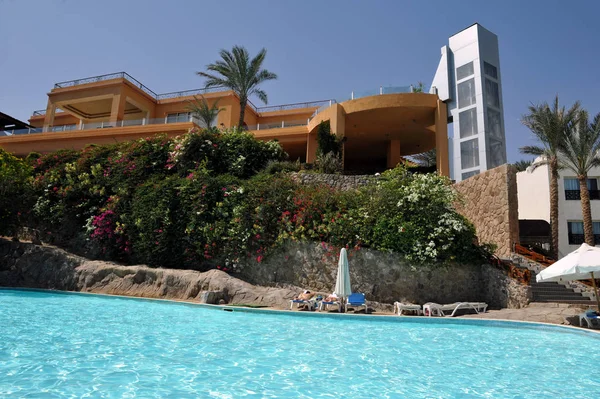 Tropical resort hotel gyönyörű medencével előtérben. — Stock Fotó