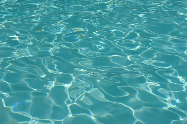 Волнообразная поверхность воды и солнечное отражение в бассейне — стоковое фото