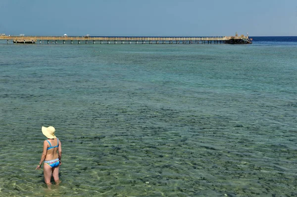 Erwachsene Frau mit Hut am Strand des Roten Meeres. — Stockfoto