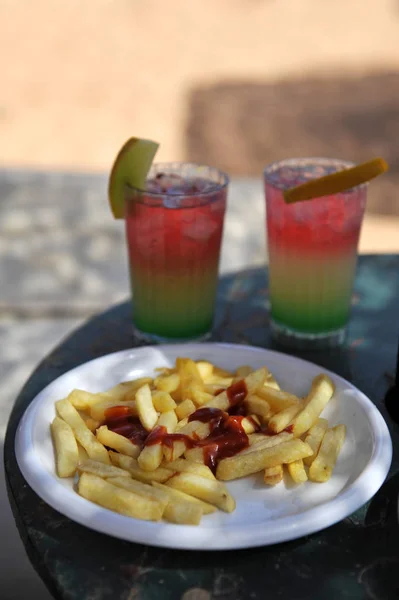 Snack-Pause mit Margarita-Cocktail in der Nähe des Swimmingpools zur Entspannung. — Stockfoto
