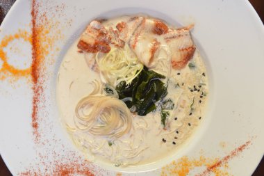 krem ve koyu ahşap arka plan üstten görünüm üzerinde maydanoz çorbası.