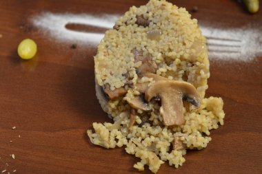 restoranda beyaz plaka üzerinde kızarmış pilav. Asya gıda. Risotto ile deniz ürünleri. Ahşap bir masa beyaz tabak yakın çekim pirinç.