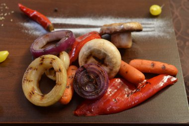 Koyu arka plan üzerinde ızgara sebze çeşitleri.