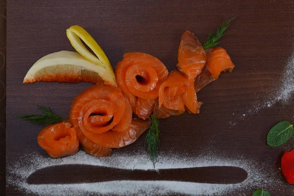 Salmão Fresco Fumado Salgado Fatiado Com Foco Seletivo Lemon Dill — Fotografia de Stock