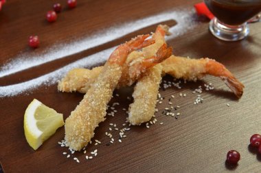 karides çýkmak breadcrumbs içinde kızarmış. ahşap masa üzerinde derin yağda kızartılmış karides et topu.