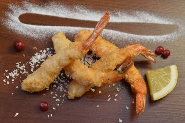 karides çýkmak breadcrumbs içinde kızarmış. ahşap masa üzerinde derin yağda kızartılmış karides et topu.