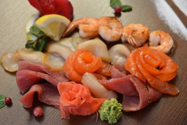 Deniz ürünleri salatası tabağına karışık, Tayland yemekleri yapılan formu karides, somon balık, kabuklu deniz ürünleri, kalamar. Izgara ve salataya hizmet çeşitli deniz ürünleri
