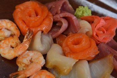 Deniz ürünleri salatası tabağına karışık, Tayland yemekleri yapılan formu karides, somon balık, kabuklu deniz ürünleri, kalamar. Izgara ve salataya hizmet çeşitli deniz ürünleri