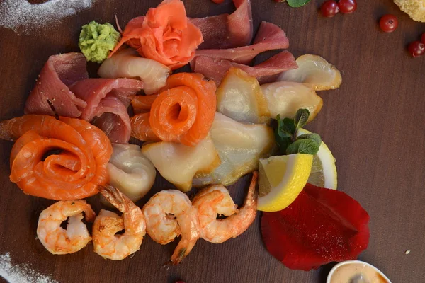 Salade mixte de fruits de mer dans le plat, La nourriture thaïlandaise fait forme de crevettes, poissons de saumon, crustacés, calmar. Fruits de mer variés grillés et servis sur salade — Photo