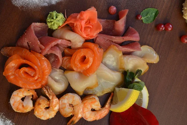 Salade mixte de fruits de mer dans le plat, La nourriture thaïlandaise fait forme de crevettes, poissons de saumon, crustacés, calmar. Fruits de mer variés grillés et servis sur salade — Photo