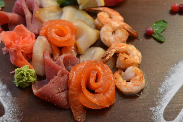 Salade mixte de fruits de mer dans le plat, La nourriture thaïlandaise fait forme de crevettes, poissons de saumon, crustacés, calmar. Fruits de mer variés grillés et servis sur salade — Photo