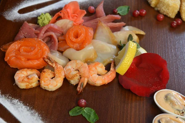 Salade mixte de fruits de mer dans le plat, La nourriture thaïlandaise fait forme de crevettes, poissons de saumon, crustacés, calmar. Fruits de mer variés grillés et servis sur salade — Photo