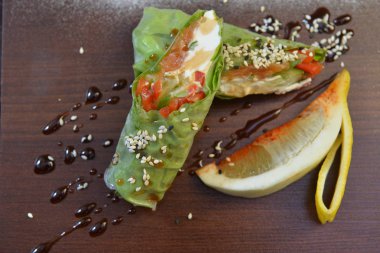 Restoran yiyecek. Yemek, açık büfe. Hizmet yemekleri. Restoran yemekleri. Restoran gıda - krep rulo ile tuzlu somon dolu. Krep, krep rulo wood adlı. Ahşap masa servis. sarılmış deniz ürünleri