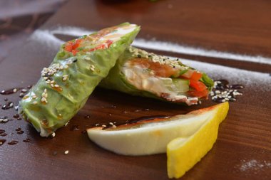 Restoran yiyecek. Yemek, açık büfe. Hizmet yemekleri. Restoran yemekleri. Restoran gıda - krep rulo ile tuzlu somon dolu. Krep, krep rulo wood adlı. Ahşap masa servis. sarılmış deniz ürünleri