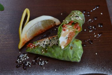 Restoran yiyecek. Yemek, açık büfe. Hizmet yemekleri. Restoran yemekleri. Restoran gıda - krep rulo ile tuzlu somon dolu. Krep, krep rulo wood adlı. Ahşap masa servis. sarılmış deniz ürünleri