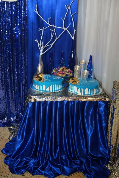 Decoração, celebração, conceito de entretenimento. na mesa coberta de belo tecido fino há velas em chamas — Fotografia de Stock