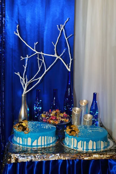 Decoração, celebração, conceito de entretenimento. na mesa coberta de belo tecido fino há velas em chamas — Fotografia de Stock