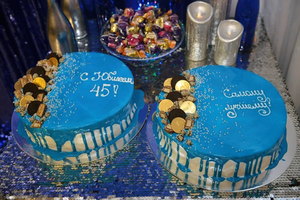Bolo azul de aniversário em uma mesa  . — Fotografia de Stock