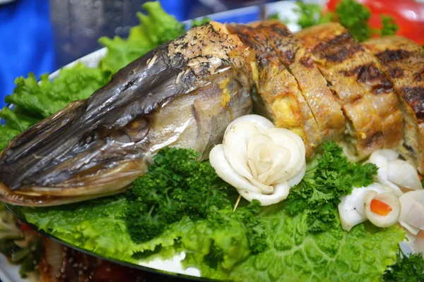 Verschillende voorgerecht en anti pasti. Verse, heerlijke zeevruchten geserveerd op tafel. Bovenaanzicht. Close-up. — Stockfoto