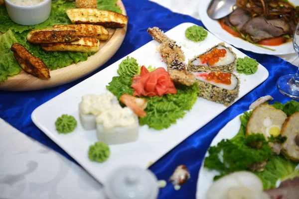 Hidangan pembuka yang berbeda dan anti pasti. Makanan laut segar yang lezat disajikan di atas meja. Pemandangan bagus. Close-up . — Stok Foto