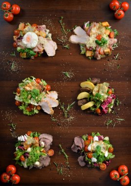 Taze salata tavuk, domates ve ahşap zemin üzerine karışık yeşillik (roka, mesclun, mache) kapatın. Sağlıklı gıda