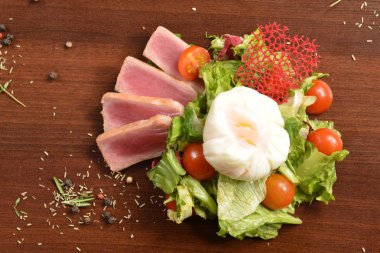 Sezar salata kasesi kadar kapatın. Sağlıklı salata tabağı domates, Beacon, ahşap arka plan üstten görünüm üzerinde. Gıda ve sağlık