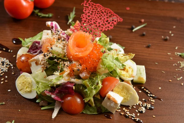 Cäsar Salatschüssel Schließen Gesunde Salatschüssel Mit Tomaten Leuchtfeuer Auf Hölzernem — Stockfoto