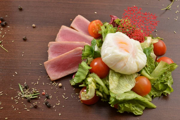 Feche Até Tigela Salada César Tigela Salada Saudável Com Tomates — Fotografia de Stock