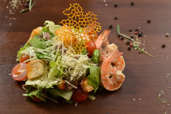 Cäsar Salatschüssel Schließen Gesunde Salatschüssel Mit Tomaten Leuchtfeuer Auf Hölzernem — Stockfoto