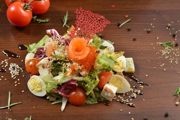 Feche Até Tigela Salada César Tigela Salada Saudável Com Tomates — Fotografia de Stock