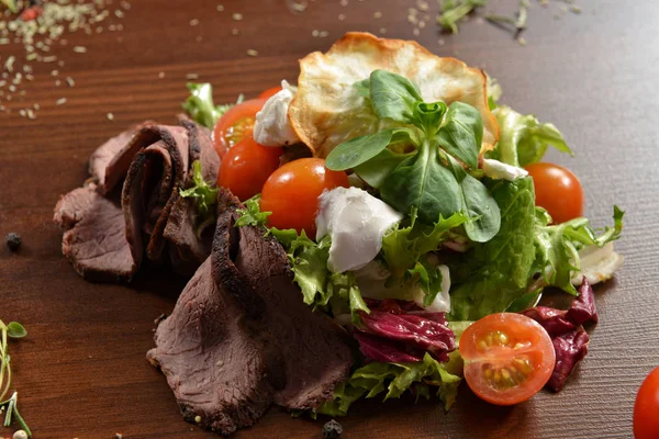 Feche Até Tigela Salada César Tigela Salada Saudável Com Tomates — Fotografia de Stock