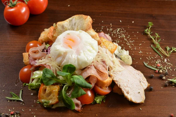 Feche Até Tigela Salada César Tigela Salada Saudável Com Tomates — Fotografia de Stock