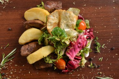 Sezar salata kasesi kadar kapatın. Sağlıklı salata tabağı domates, Beacon, ahşap arka plan üstten görünüm üzerinde. Gıda ve sağlık