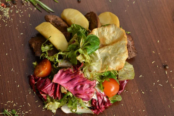 Feche Até Tigela Salada César Tigela Salada Saudável Com Tomates — Fotografia de Stock