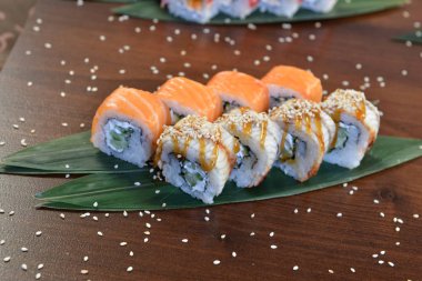 Suşi Roll somon, yılan balığı, ton balığı, avokado, Kraliyet karides, krem peynir Philadelphia, havyar tobica, chuka ile. Sushi menüsü Japon yemekleri
