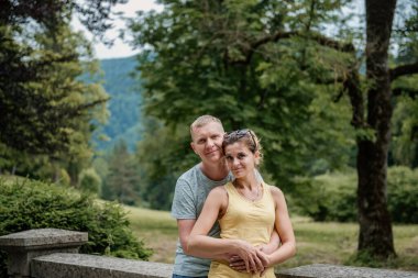 Mutlu bir çift. Parkta mutlu anların tadını çıkaran sevgi dolu bir çift. Aşk ve şefkat, flört, romantizm. Yaşam tarzı kavramı