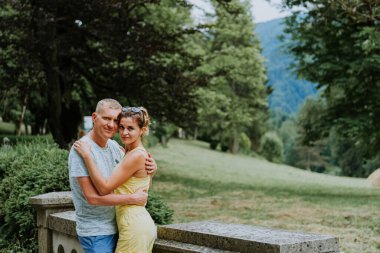Mutlu bir çift. Parkta mutlu anların tadını çıkaran sevgi dolu bir çift. Aşk ve şefkat, flört, romantizm. Yaşam tarzı kavramı