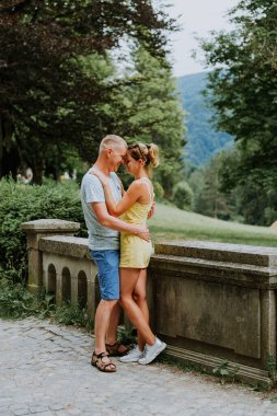 Mutlu bir çift. Parkta mutlu anların tadını çıkaran sevgi dolu bir çift. Aşk ve şefkat, flört, romantizm. Yaşam tarzı kavramı