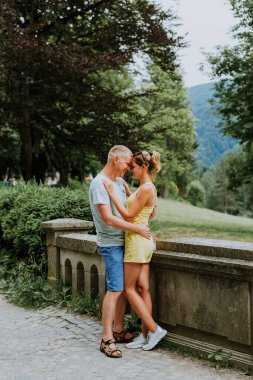 Mutlu bir çift. Parkta mutlu anların tadını çıkaran sevgi dolu bir çift. Aşk ve şefkat, flört, romantizm. Yaşam tarzı kavramı