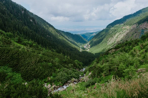 Літній Пейзаж Горах Темно Синє Небо Хмарами Чудовий Гірський Краєвид — стокове фото