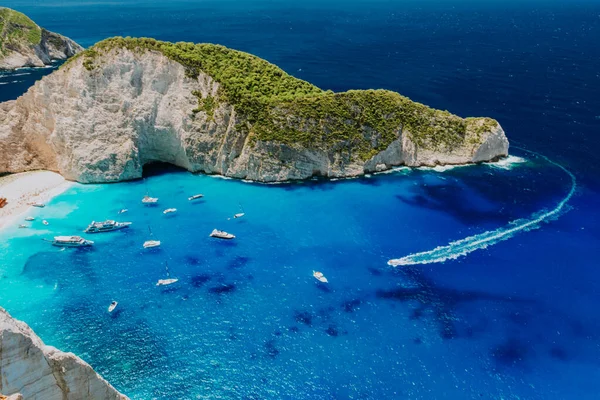Yunanistan 'ın Zakynthos kentindeki Navagio plajındaki gemi enkazının görüntüsü