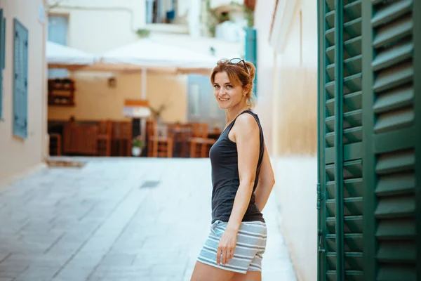 Mooi Meisje Wandelend Langs Straat Van Een Oude Europese Stad — Stockfoto