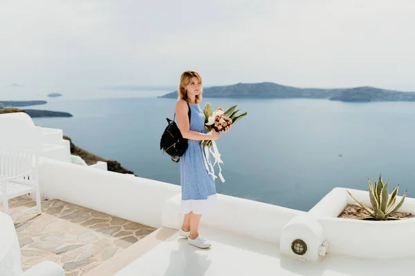 Hermosa Chica Caminando Por Calle Isla Santorini Una Antigua Ciudad — Foto de Stock