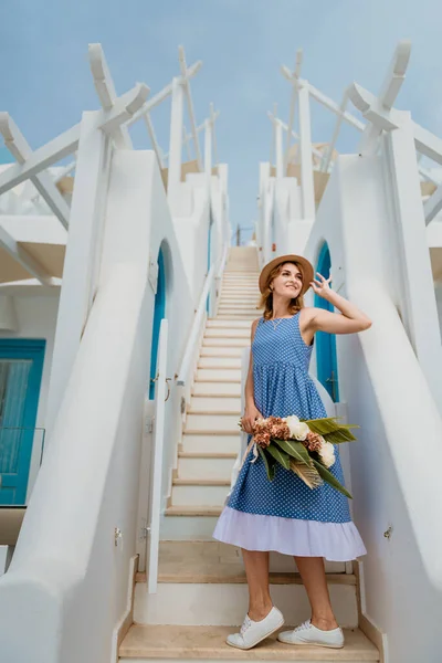 Mooi Meisje Wandelen Langs Straat Van Santorini Eiland Een Oude — Stockfoto