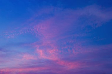 Dramatik mavi gökyüzü ve bulutlar. bulutmanzarası arkaplanı